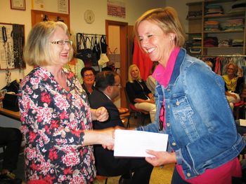 Vereinsmitglied Undine de Veer überreicht Ute Repp, Pflegedienstleiterin der CJD Tagespflege Frechen, einen Spendenscheck