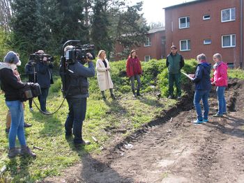 Aufnahmen für Sinnesgarten für CJD Tagespflege Frechen in Duell der Gartenprofis im ZDF